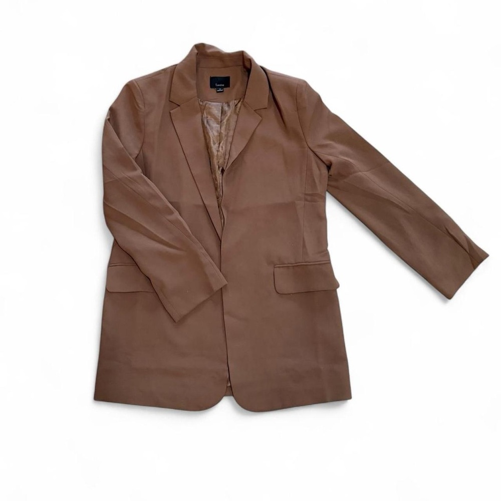 Brown oversized blazer with a boho touch
